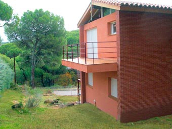 Fachada trasera del chalet- balcón dormitorio ppal.