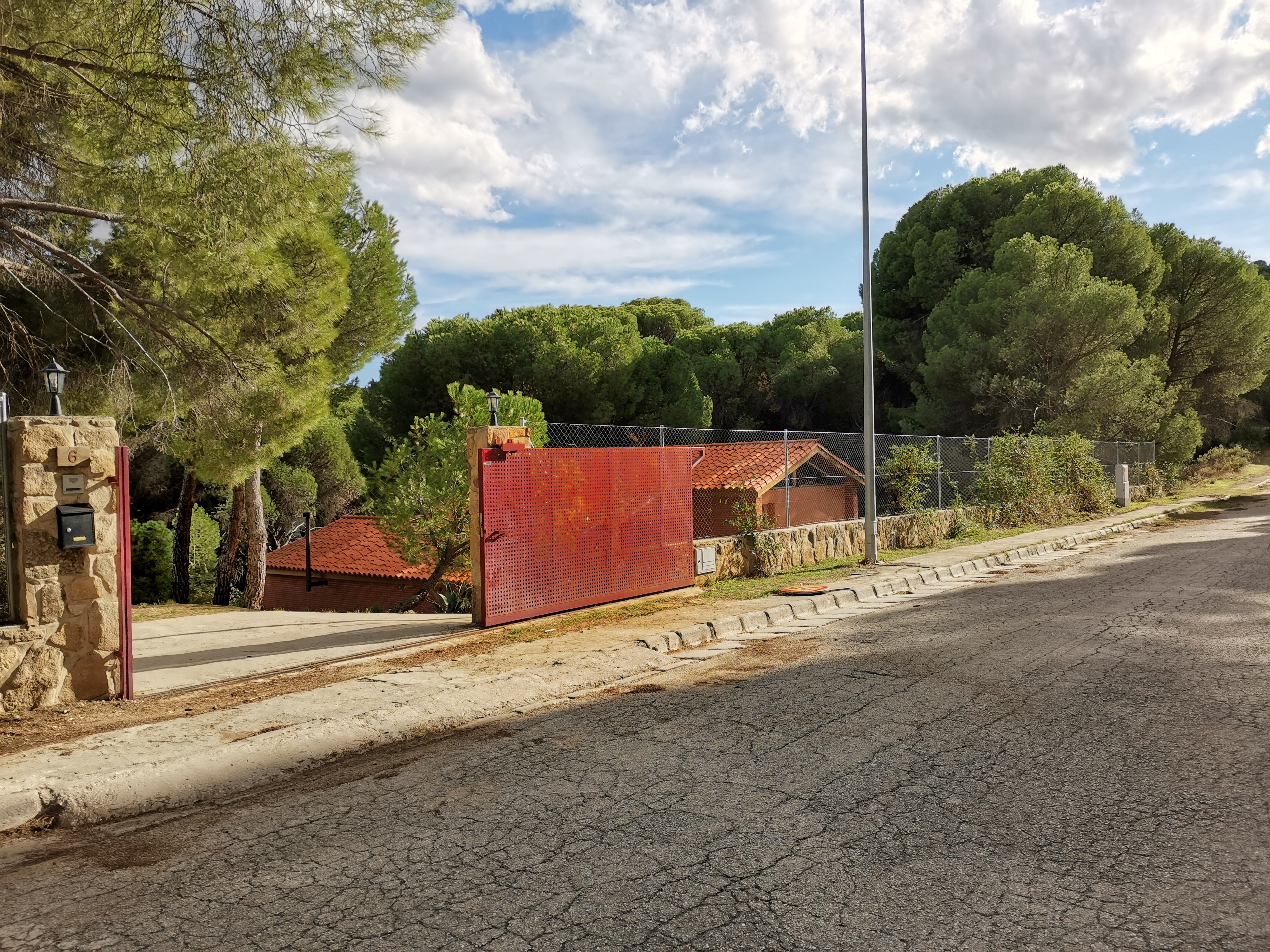 calle tranquila sin nada de tráfico