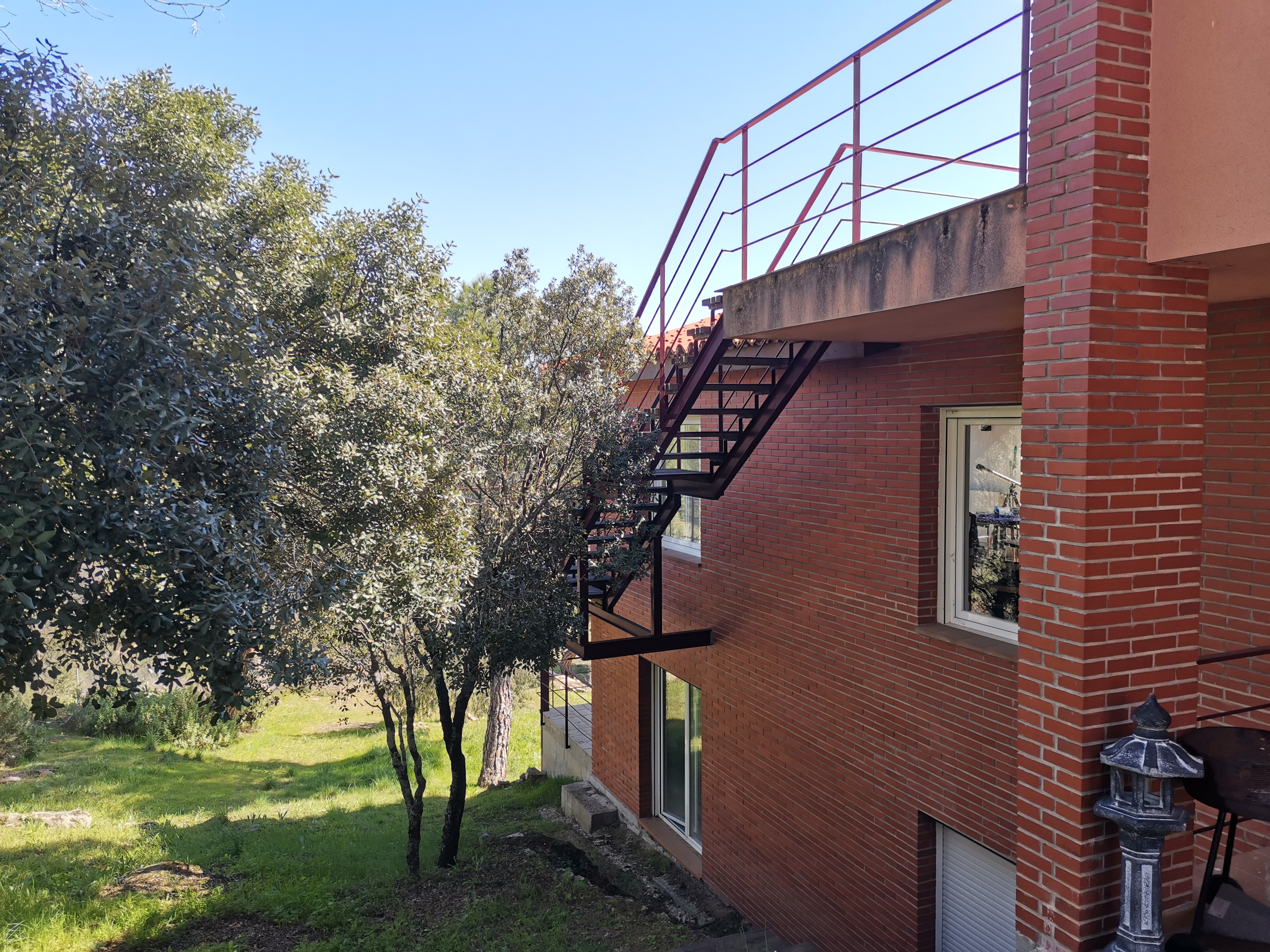 Lateral-derecho-de-chalet-independiente-con-terraza-enorme-bordea-toda-la-casa