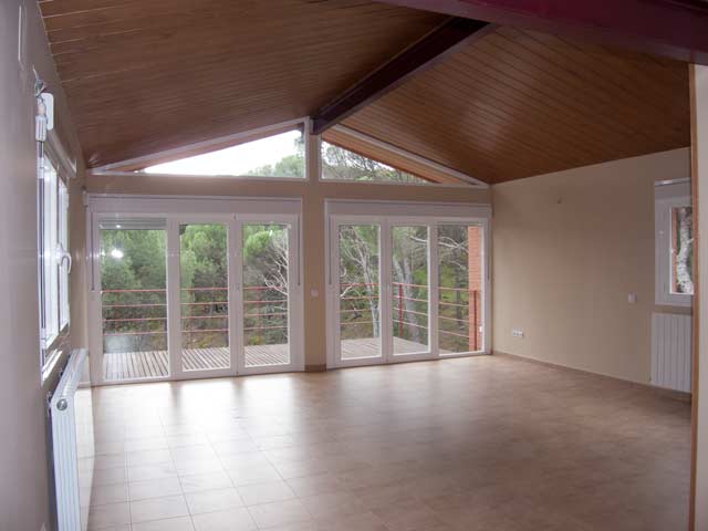 chalet con vistas, gran salón luminoso con ventanal y terraza