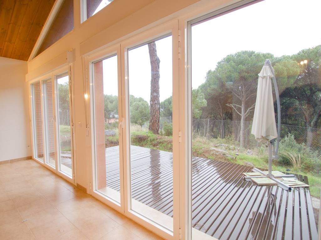 Terraza en el bosque virgen de pinos del pantano de San Juan