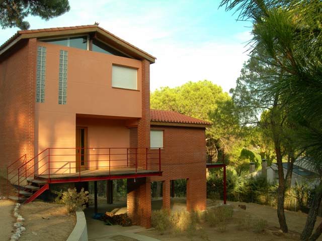 chalet 3 plantas parcela grande e independiente con bajo rasante a la altura del jardín