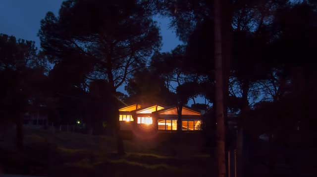 chalet en Madrid. vivienda grandes ventanales terraza con vistas bosque verde pantano