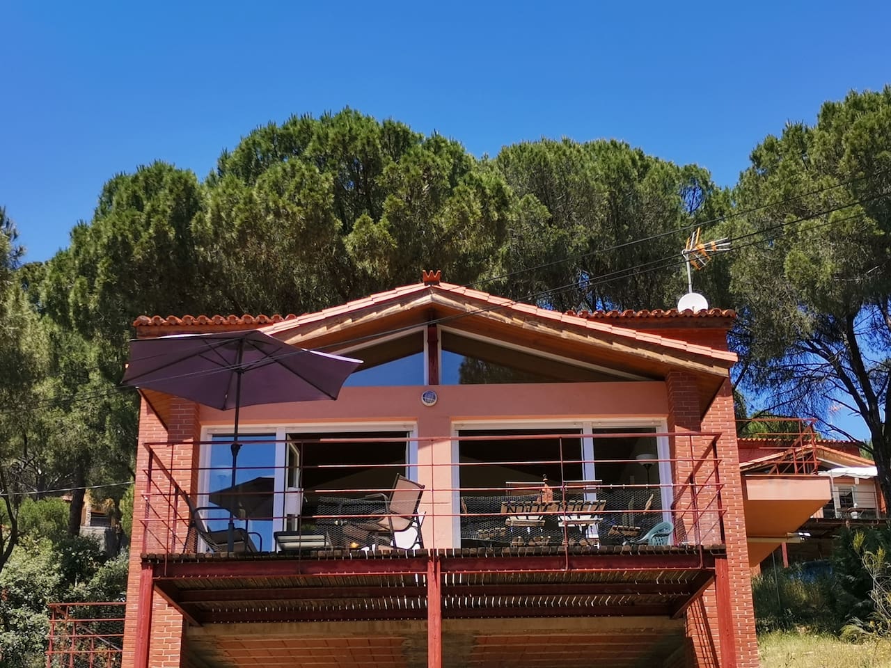 fachada-terraza-al-bosque